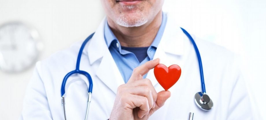 Doctor con corazón sano
